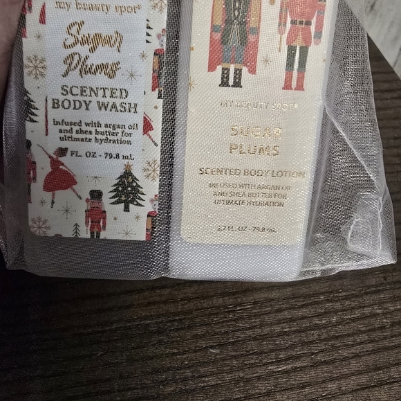 New Sugar Plums 3 peice set Scented Body Wash, Lotion and shower poof - Picture 4 of 7